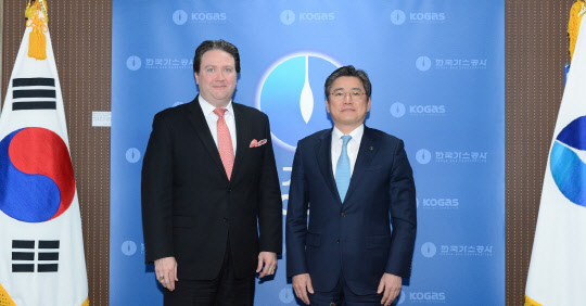 지난 19일 대구 한국가스공사 본사에서 정승일 가스공사 사장(오른쪽)이 마크 내퍼 주한미국대사대리와 만나 양국 간 에너지 분야 협력 방안에 대해 논의했다.  한국가스공사 제공